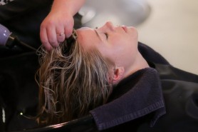 Italia: Orașul în care frizeriilor li s-a INTERZIS să spele de 2 ori capul clientelor. Iată motivul